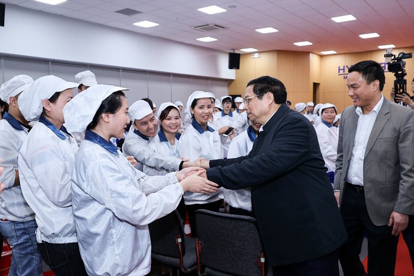 Thủ tướng Phạm Minh Chính đến thăm công nhân, người lao động tại Công ty Kefico - Ảnh: VGP