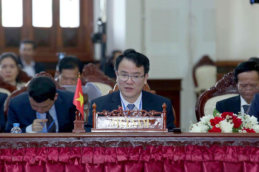 Thứ trưởng Bộ Kế hoạch và Đầu tư Trần Quốc Phương, Trưởng SOM Việt Nam về Tam giác phát triển CLV phát biểu. Ảnh: MPI