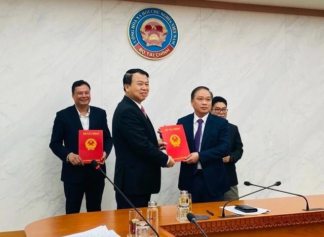 Thứ trưởng Bộ Tài chính Nguyễn Đức Chi trao quyết định bổ nhiệm Chủ tịch HĐTV VNX cho ông Lương Hải Sinh.