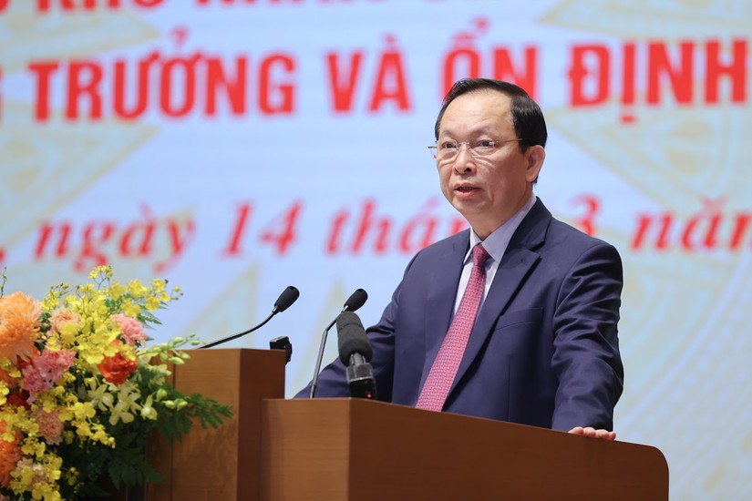 Phó Thống đốc Thường trực NHNN Đào Minh Tú trình bày báo cáo. Ảnh VGP