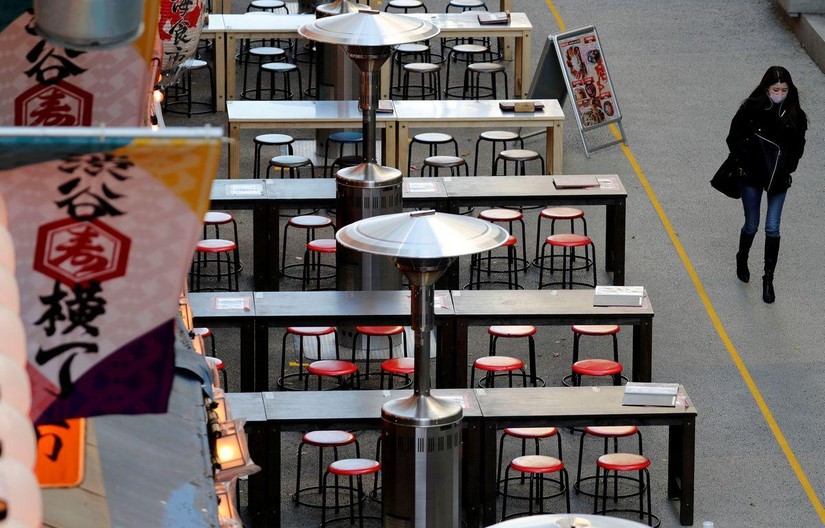 Các nhà hàng, khách sạn đối mặt với tình trạng vắng khách nên cắt giảm lượng lớn lao động ở Nhật Bản.