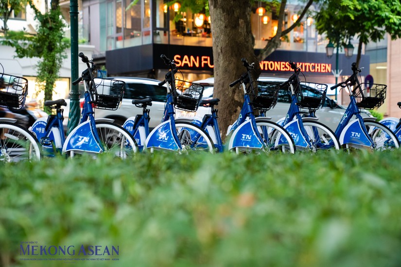 Hình ảnh những chiếc xe đạp công cộng đầu tiên xuất hiện ngày 11/08 tại Vườn hoa 19/8, đường Hai Bà Trưng, TP Hà Nội.