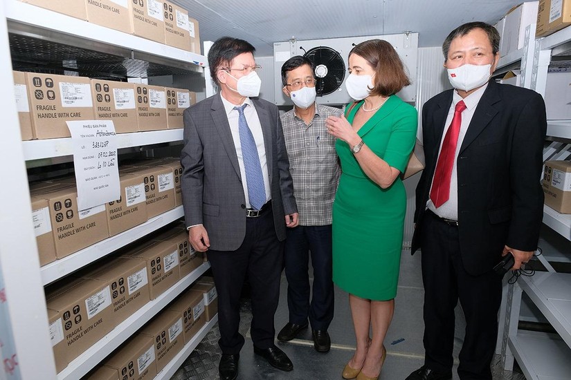 Thứ trưởng Bộ Y tế Trương Quốc Cường nhận bàn giao 300.000 liều vaccine COVID-19 AstraZeneca. Ảnh; Trần Minh