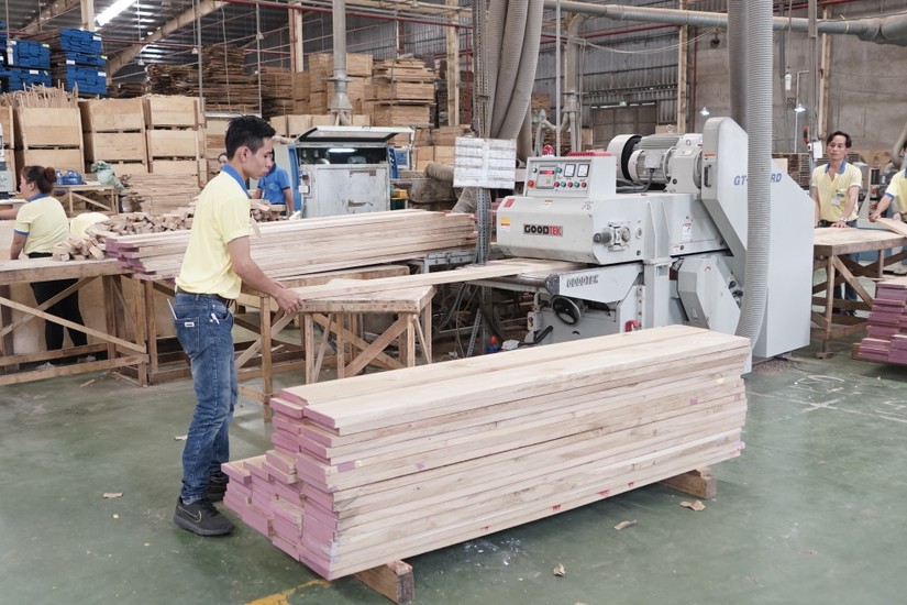 Ngăn chặn tình trạng gian lận, lẩn tránh xuất xứ hàng hóa có tính chất sống còn với ngành gỗ Việt Nam. Ảnh: QĐND.