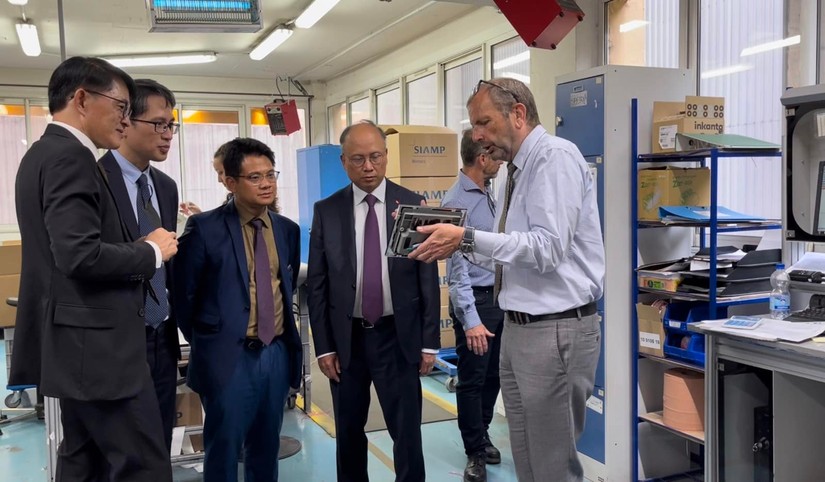 Đại sứ Đinh Toàn Thắng thăm cơ sở sản xuất của Tập đoàn Siamp. Ảnh: Bộ Ngoại giao.