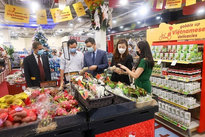Nông sản Việt tại Tuần lễ hàng Việt Nam 2021 lên kệ các siêu thị lớn của Singapore. Ảnh: Tạp chí Công Thương
