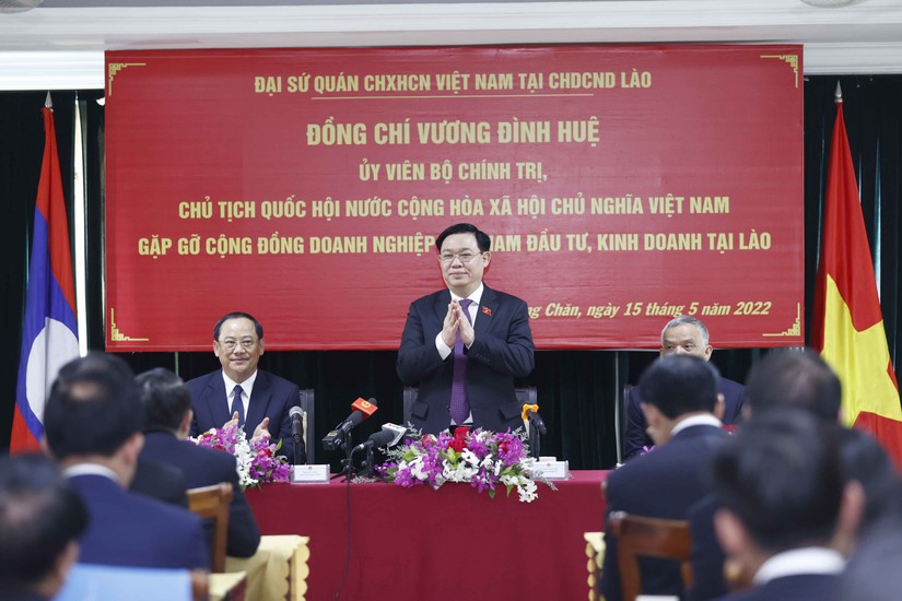 Chủ tịch Quốc hội Vương Đình Huệ tại buổi gặp gỡ cộng đồng doanh nghiệp Việt Nam tại Lào chiều ngày 15/5.