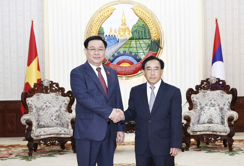 Chủ tịch Quốc hội Vương Đình Huệ và Thủ tướng Chính phủ Lào Phankham Viphavanh trong buổi hội kiến sáng 17/5. Ảnh: TTXVN