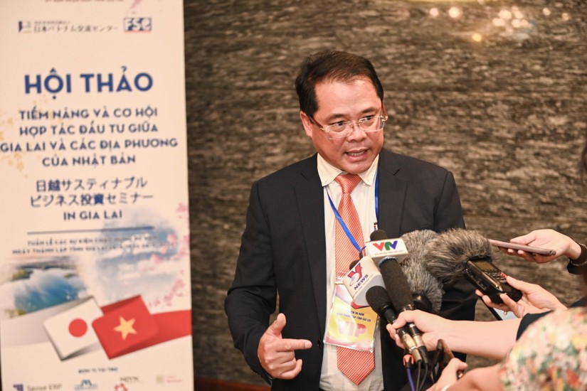 Phó Chủ tịch UBND tỉnh Gia Lai Hồ Phước Thành trao đổi với báo chí bên lề sự kiện. Ảnh: Quách Sơn