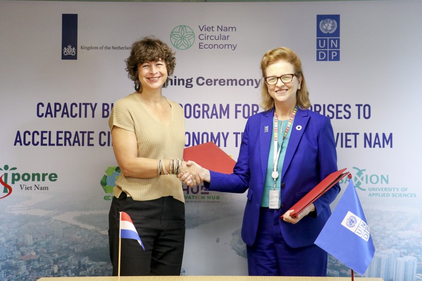 Đại sứ Vương quốc Hà Lan tại Việt Nam Elsbeth Akkerman (trái) và Trưởng đại diện UNDP Việt Nam Caitlin Wiesen ký thỏa thuận hợp tác triển khai Chương trình tăng cường năng lực về kinh tế tuần hoàn cho các doanh nghiệp. Ảnh: UNDP