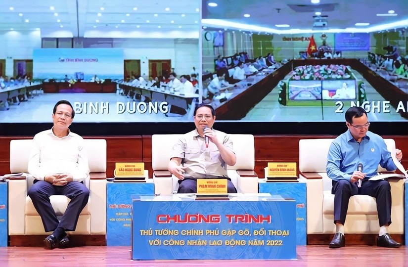 Thủ tướng Phạm Minh Chính phát biểu tại cuộc đối thoại với công nhân, ngày 12/6. Ảnh: VGP