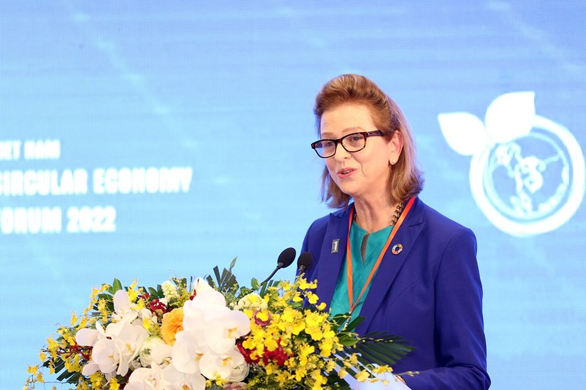 Bà Caitlin Wiesen phát biểu tại Diễn đàn “Khởi động xây dựng Kế hoạch hành động quốc gia thực hiện kinh tế tuần hoàn của Việt Nam”. Ảnh: BTC
