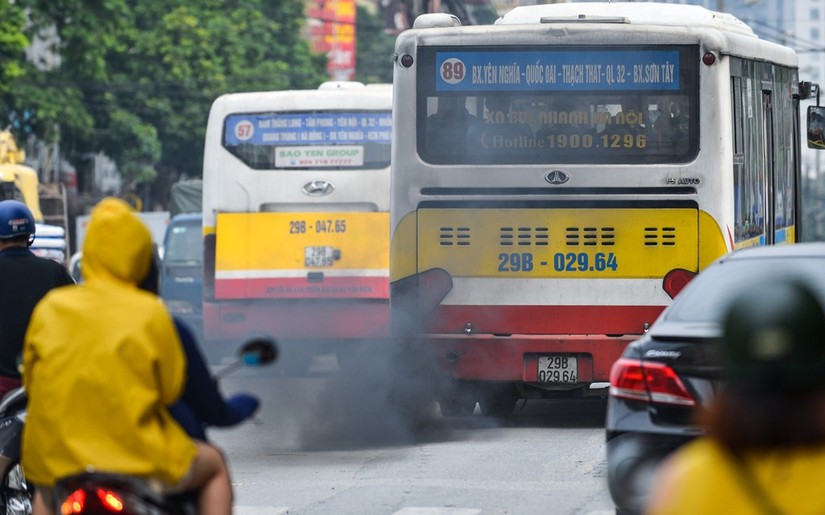 Xe buýt xả khói đen tại Hà Nội.