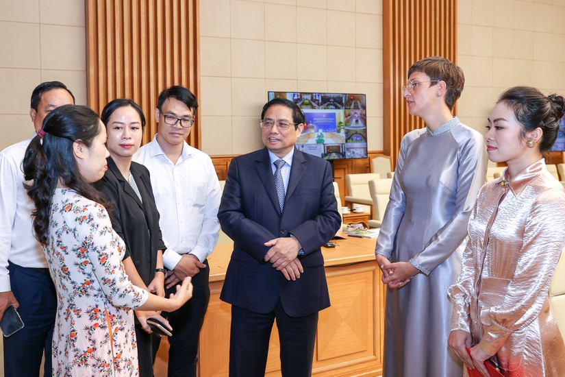 Thủ tướng Chính phủ Phạm Minh Chính trao đổi với các đại biểu về cơ chế thúc đẩy chuyển đổi số trong khu vực kinh tế tập thể, HTX bên lề Diễn đàn. Ảnh: MPI.