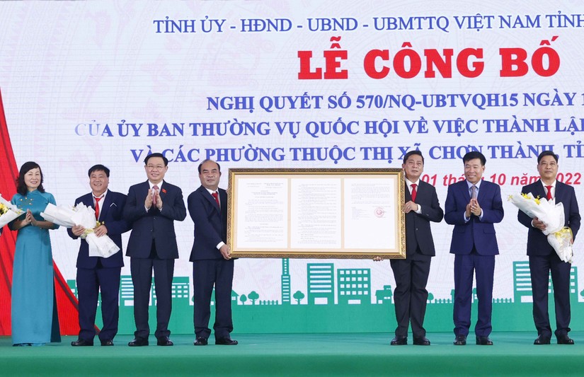 Lễ công bố Nghị quyết số 570/NQ-UBTVQH15 của Ủy ban Thường vụ Quốc hội về thành lập thị xã Chơn Thành. Ảnh: Quochoi.vn