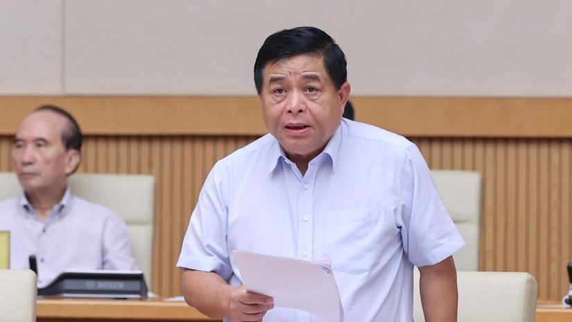 Bộ trưởng KH&ĐT Nguyễn Chí Dũng báo cáo tại phiên họp. Ảnh: VGP