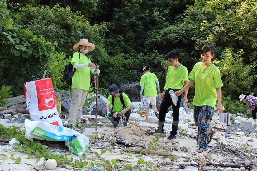Các nhóm tình nguyện viên chung tay dọn rác trên các đảo Vịnh Hạ Long. Ảnh: BQN.