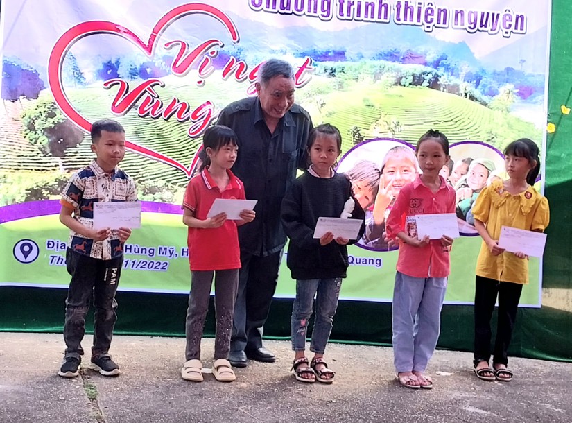 Phó Chủ tịch thường trực Hội VASEAN Bùi Tường Lân tặng quà cho các em nhỏ trường Hùng Mỹ. 
