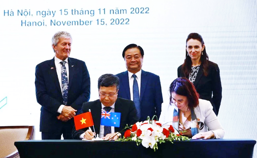 Bộ trưởng Nông nghiệp, Thương mại và phát triển xuất khẩu New Zealand Hon Damien O’Connor, Bộ trưởng Bộ NN&PTNT Việt Nam Lê Minh Hoan và Thủ tướng New Zealand chứng kiến Lễ ký kết.