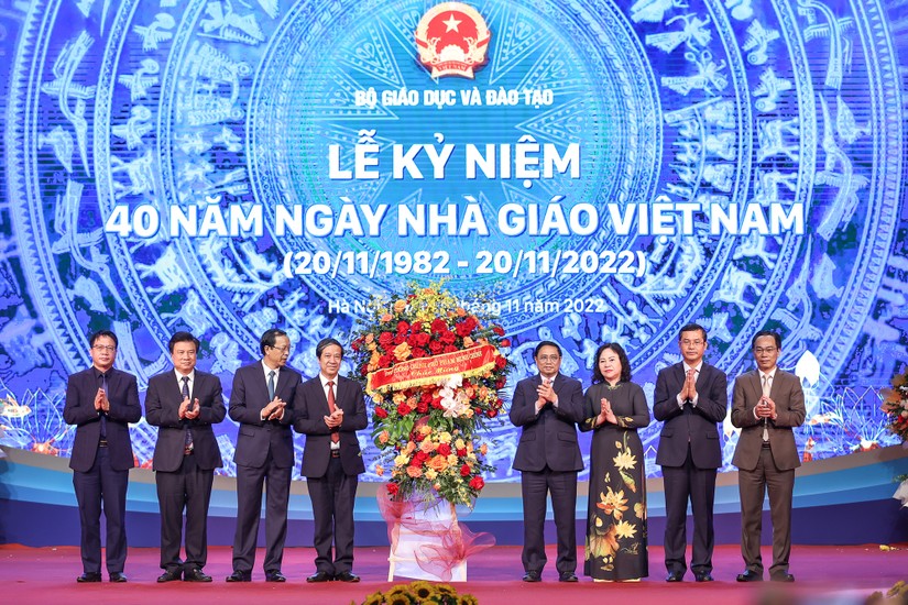 Thủ tướng tặng hoa chúc mừng 40 năm Ngày Nhà giáo Việt Nam. Ảnh: VGP.
