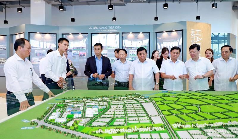 Bộ trưởng KH&ĐT Nguyễn Chí Dũng khảo sát các mô hình dự án FDI của Nghệ An.