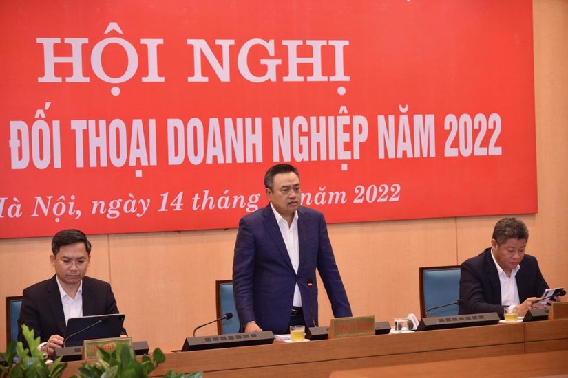 Chủ tịch UBND TP Hà Nội Trần Sỹ Thanh chủ trì buổi đối thoại doanh nghiệp.