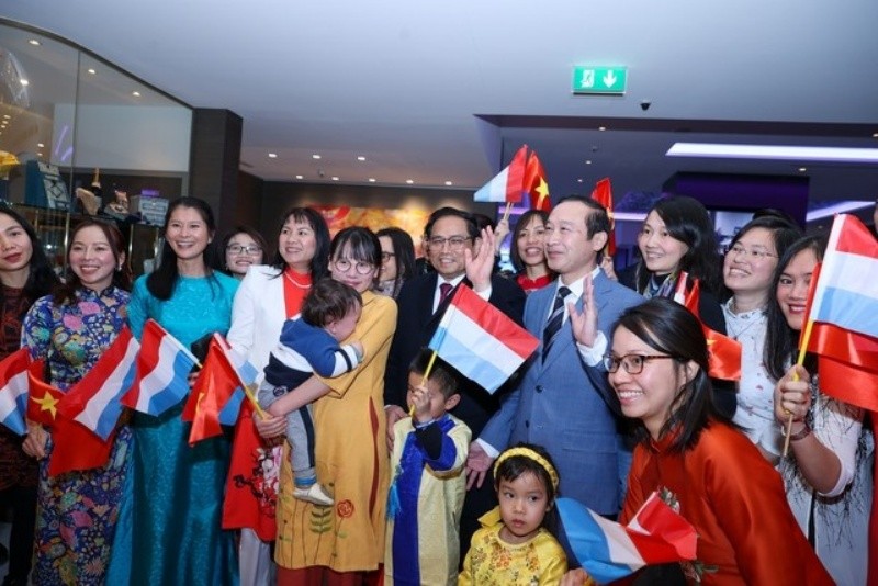 Thủ tướng Phạm Minh Chính gặp gỡ bà con kiều bào ở Luxembourg, tháng 12/2022. Ảnh: VGP