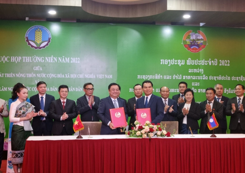 Bộ trưởng Lê Minh Hoan và Bộ trưởng Phet Phomphiphak ký kết 2 văn kiện hợp tác song phương Việt - Lào trong lĩnh vực nông nghiệp.