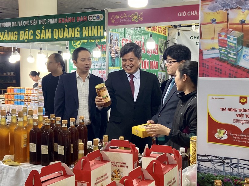 Thứ trưởng Trần Thanh Nam (đứng giữa) tham quan gian hàng tại hội chợ. Ảnh: Phương Thảo