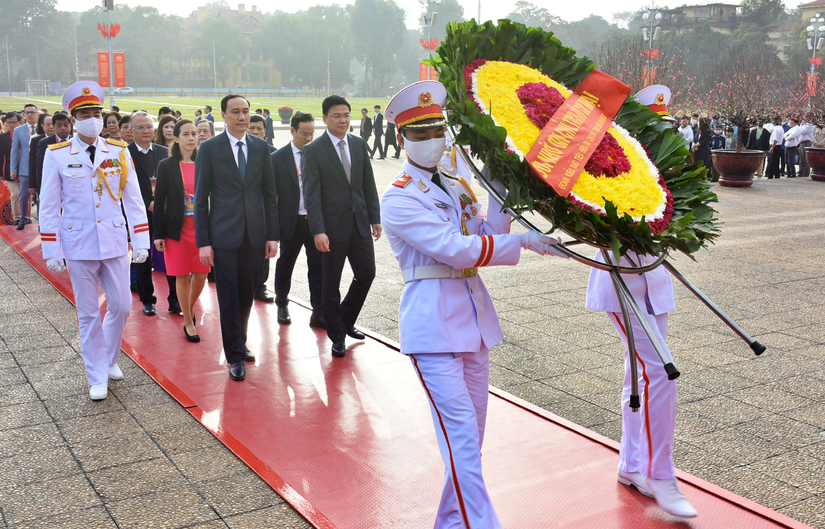 Thứ trưởng Bộ Ngoại giao Phạm Quang Hiệu, dẫn đầu đoàn đại biểu chương trình Xuân Quê hương 2023 vào viếng lăng Chủ tịch Hồ Chí Minh.