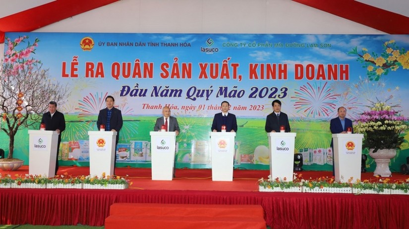 Lãnh đạo tỉnh thanh hóa và lãnh đạo huyện Thọ Xuân và Công ty thực hiện nghi thức ra quân sản xuất đầu năm tại CTCP Mía đường Lam Sơn.