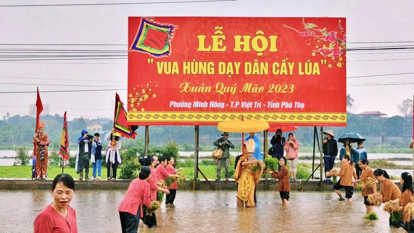 Lễ hội Vua Hùng dạy dân cấy lúa. Ảnh: Du lịch Phú Thọ.