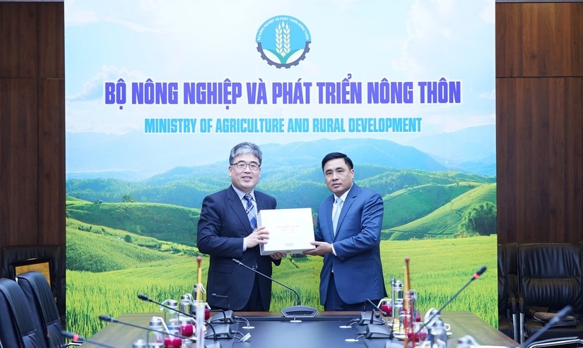 Thứ trưởng Bộ NN&PTNT Nguyễn Quốc Trị (phải) và ông Lim Sang Seop, Thứ trưởng Cơ quan Lâm nghiệp Hàn Quốc (KFS).