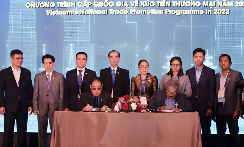 Hiệp hội Điều Việt Nam ký kết biên bản hợp tác cung ứng nguyên liệu với Hiệp hội Điều Campuchia tại hội nghị ngày 27/2.