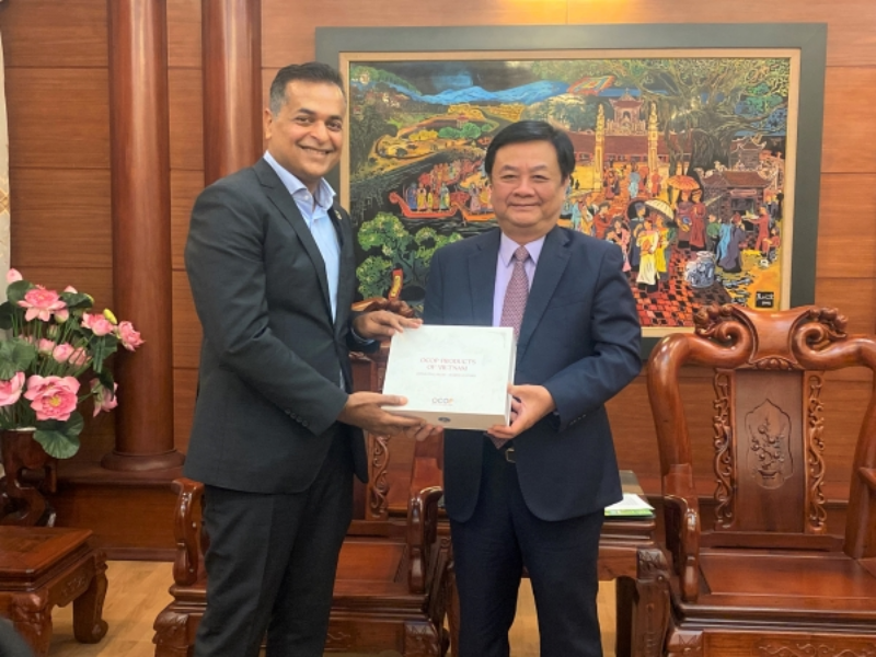 Bộ trưởng Lê Minh Hoan trao quà kỷ niệm cho ông Binu Jacob, Tổng Giám đốc Nestlé Việt Nam. Ảnh: MARD.