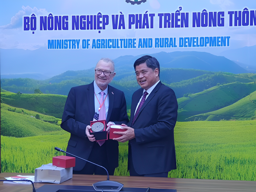 Thứ trưởng Bộ KH&ĐT Trần Thanh Nam tặng quà lưu niệm ông Michalak. Ảnh: MARD.