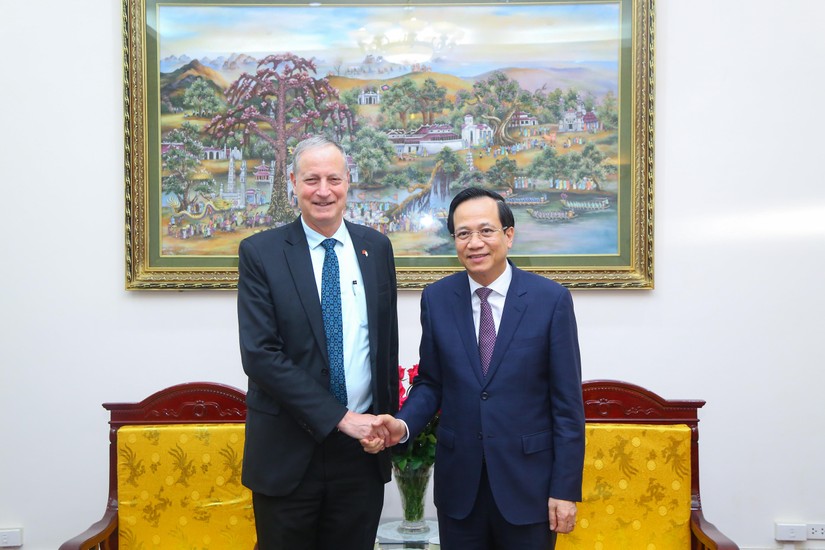 Bộ trưởng Đào Ngọc Dung tiếp Đại sứ Israel tại Việt Nam. Ảnh: Bộ LĐTB&XH.