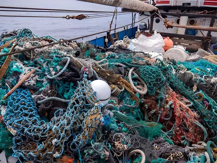 Ngư cụ bỏ lại trên biển trở thành nguồn rác thải nhựa lớn. Ảnh: IFL Science.