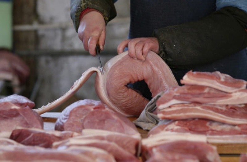 Các biện pháp giúp giảm nhiễm khuẩn thịt lợn tại các chợ bán lẻ. Ảnh: Vietnamnet.