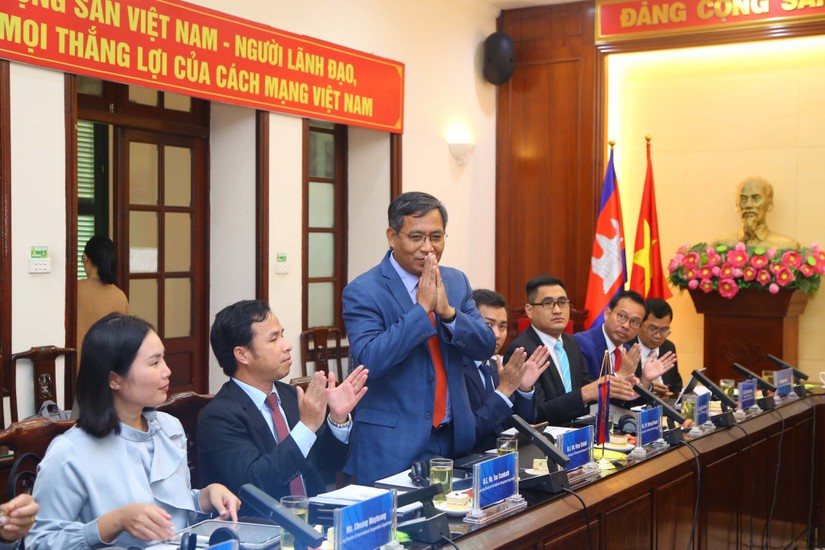 Ông Hing Sideth, Tổng Cục trưởng Tổng cục Đào tạo nghề (Bộ Lao động và Đào tạo nghề Campuchia) và Nhóm công tác của Campuchia tham dự hội nghị. Ảnh: Molisa.