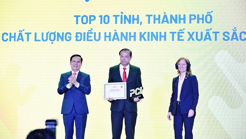 Ông Nguyễn Văn Thọ (đứng giữa), Chủ tịch UBND tỉnh Bà Rịa - Vũng Tàu nhận chứng nhận Chỉ số PCI cấp tỉnh.