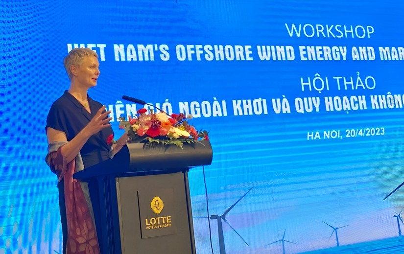 Đại sứ Na Uy tại Việt Nam Hilde Solbakken phát biểu tại hội thảo chiều 20/4. Ảnh: Phương Thảo.