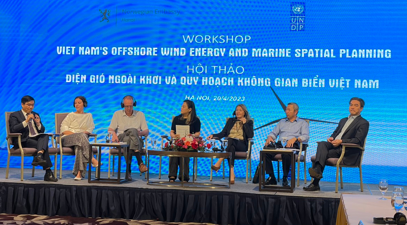 Các chuyên gia chia sẻ kinh nghiệm tại hội thảo “Điện gió ngoài khơi và Quy hoạch không gian biển Việt Nam”. 