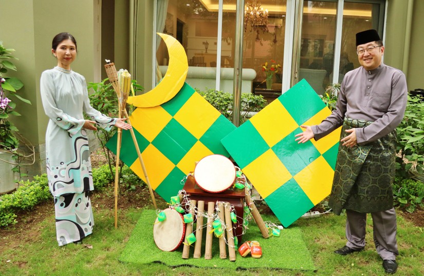 Đại sứ Dato’ Tan Yang Thai và phu nhân trong trang phục truyền thống, bên cạnh biểu tượng của Lễ Hari Raya. Ảnh: Phương Thảo.