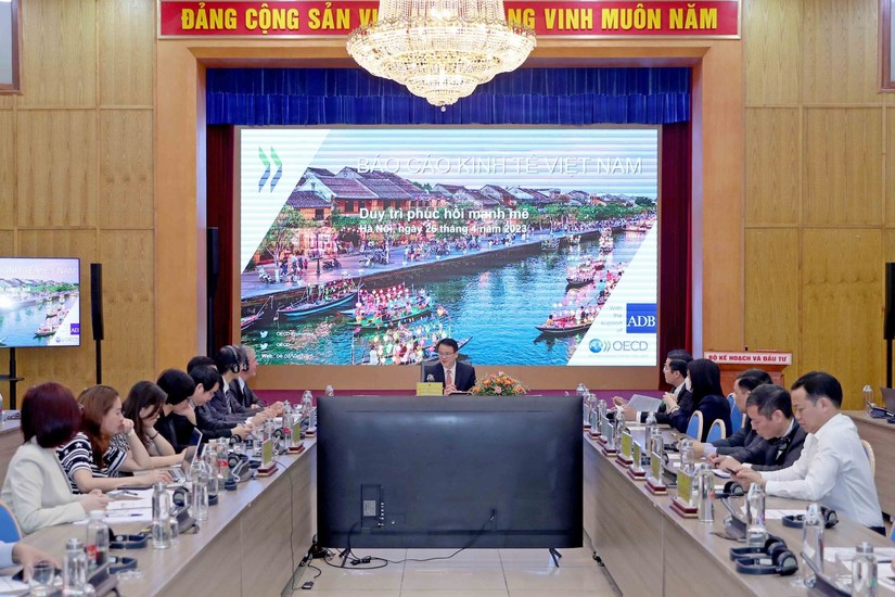 Lễ công bố “Báo cáo Kinh tế của OECD: Việt Nam 2023”, ngày 26/4. Ảnh: MPI.