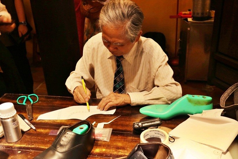 Nghệ nhân Lê Văn Thịnh (sinh năm 1938) với truyền thống gia đình làm nghề da-giày, là "cây đa, cây đề" trong làng nghề da - giày Việt Nam. Ảnh: Phương Thảo.