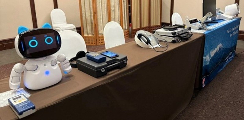 Một số thiết bị kiểm tra nồng độ cồn của công ty Tokai Denshi Inc. trưng bày tại hội thảo. Ảnh: JICA.