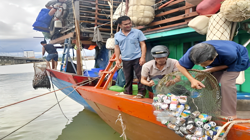 Tàu cá ở Quảng Bình thu gom rác vào bờ. Ảnh: Chi cục Thủy sản Quảng Bình.