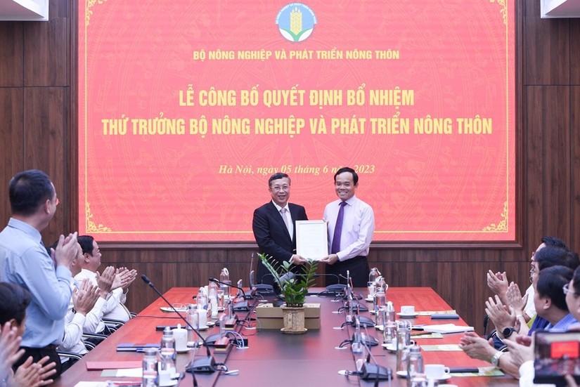 Phó Thủ tướng Trần Lưu Quang trao quyết định bổ nhiệm Thứ trưởng Bộ Nông nghiệp và Phát triển nông thôn cho ông Hoàng Trung.