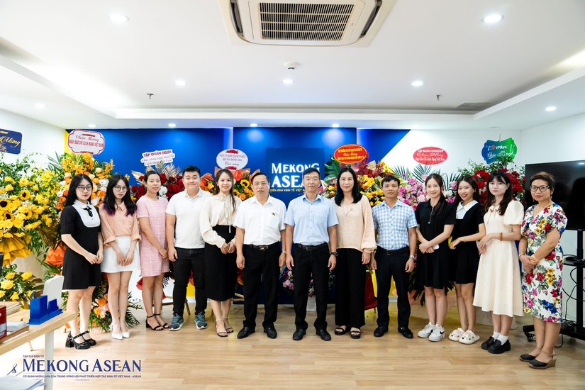 Lãnh đạo Đảng ủy Khối doanh nghiệp quận Đống Đa đến thăm và chúc mừng Tạp chí Mekong ASEAN. Ảnh: Quách Sơn.